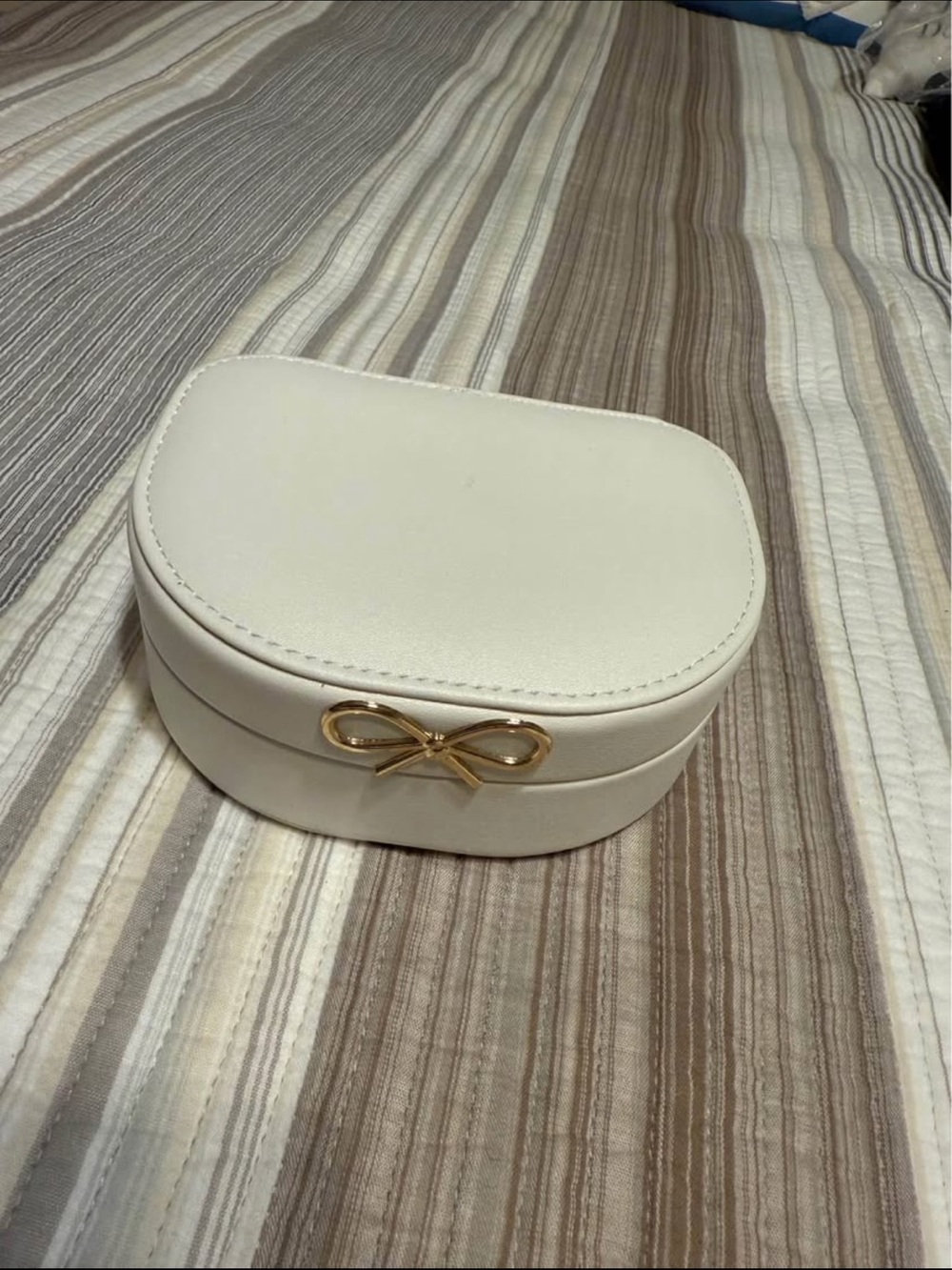 Cream Bow Accent Oval Jewelry Case